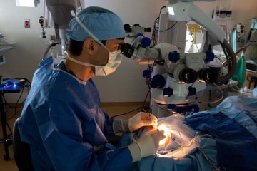 Cirurgião insere o medicamento no olho de um paciente -  (crédito:  Mass Eye and Ear/Divulgação )
