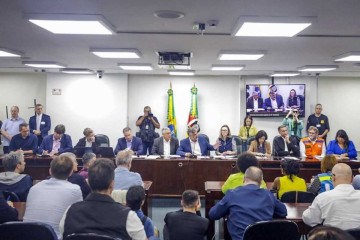 Comitiva ministerial participa de sessão da Assembleia Legislativa de Porto Alegre para anunciar medidas de combate às enchentes -  (crédito: Lucas Leffa/Secom/PR)