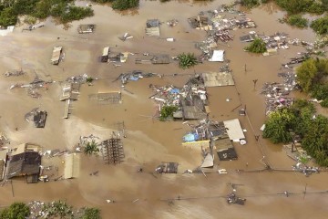 Segundo o governo estadual, 83 pessoas morreram, 276 ficaram feridas e outras 111 estão desaparecidas após as fortes chuvas -  (crédito: CARLOS FABAL / AFP)