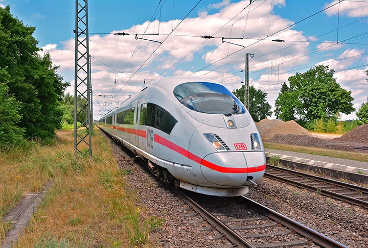 Um dos transportes mais usados no mundo, o trem é sinônimo de rapidez e pontualidade. Em alguns lugares, como no Japão, sua velocidade máxima impressiona. Em outros, como na Suíça, as belas paisagens encantam. -  (crédito: Jan Derk Remmers - Wikimédia Commons)