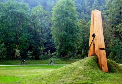 Pregador de roupa gigante - A escultura do artista turco mehmet Ali Uysal parece prender a grama. Fica no Parque Chaudfontaine, na Bélgica.  -  (crédito: reprodução redes sociais )