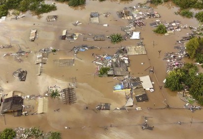 Segundo o governo estadual, 83 pessoas morreram, 276 ficaram feridas e outras 111 estão desaparecidas após as fortes chuvas -  (crédito: CARLOS FABAL / AFP)