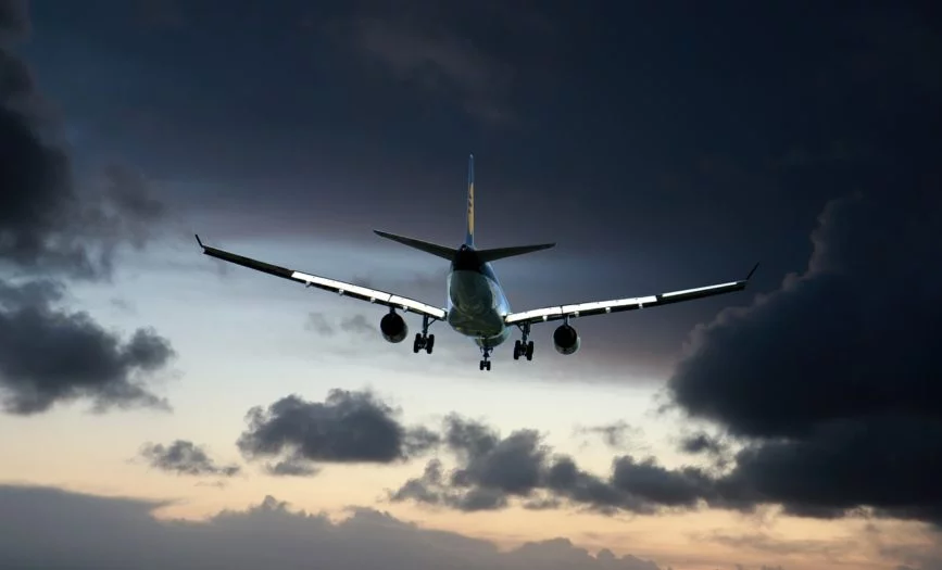 Todos sabem que o avião é considerado um meio de transporte seguro. Mas, quando acidentes ocorrem, são trágicos. E, por isso, muita gente se apavora nas alturas.  -  (crédito: RENE RAUSCHENBERGER por Pixabay)