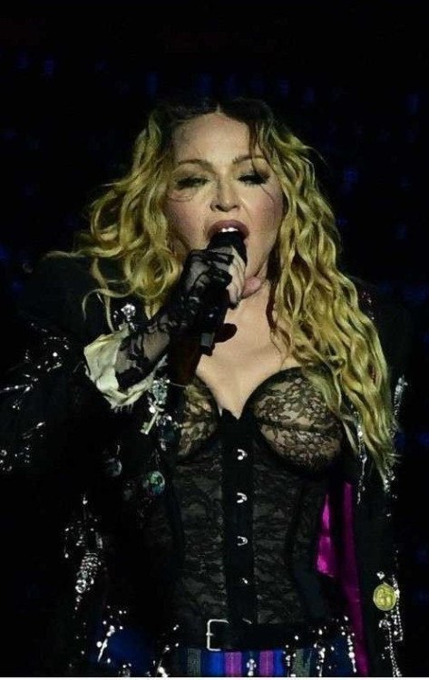Financiamento do show de Madonna foi alvo de desinformação nas redes sociais -  (crédito: Pablo PORCIUNCULA/AFP e CARLOS FABAL / AFP)