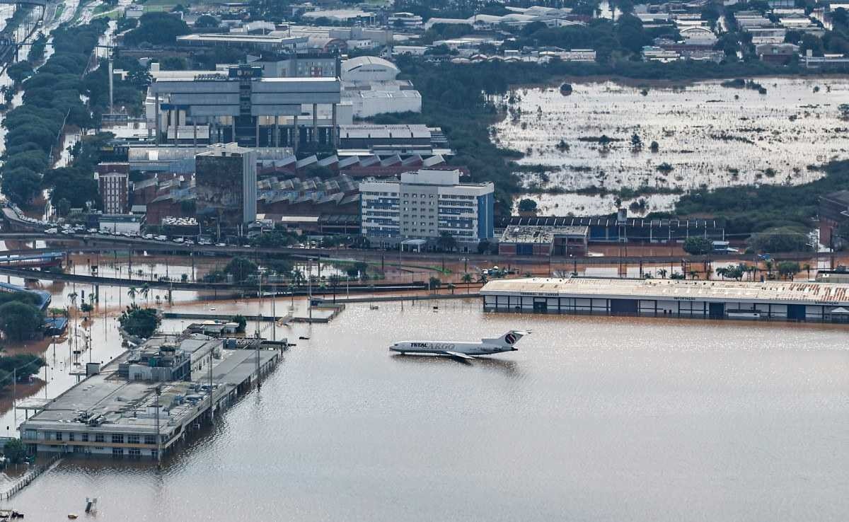 Aéreas cancelam voos para Porto Alegre até sexta-feira (10), aeroporto continua alagado