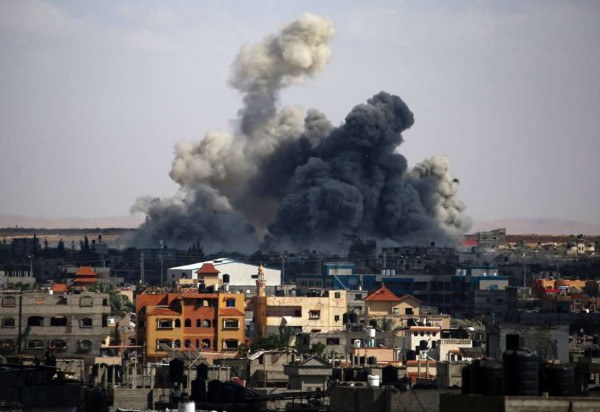 Ondas de fumaça são vistas após bombardeio israelense em Rafah, no sul da Faixa de Gaza, nesta segunda-feira (6/5), em meio ao conflito em curso entre Israel e o grupo militante palestino Hama -  (crédito:  AFP)
