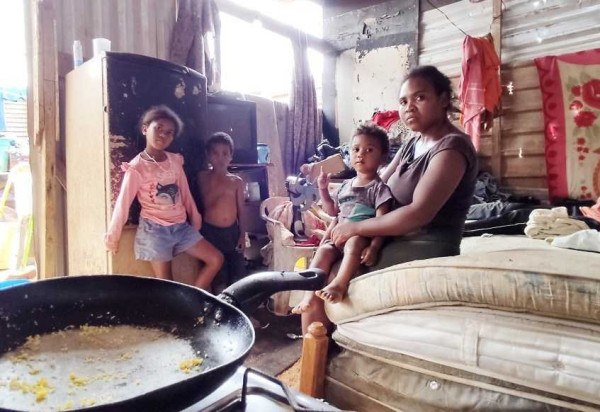 Érica Dias e os filhos dependem de doações e dos programas Bolsa Família e Prato Cheio para se alimentarem -  (crédito:  Ed Alves/CB/DA.Press)