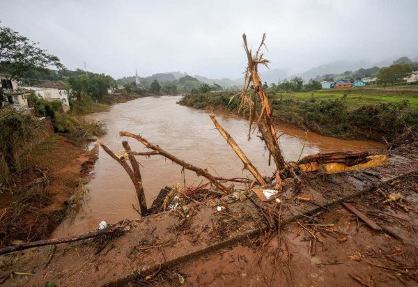 Ponte destruída em Sinimbu, no Rio Grande do Sul  -  (crédito: Gustavo Mansur/ Palácio Piratini)