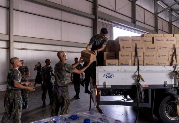 Caesb ofereceu 15 mil copos de água para doação à população atingida pelas fortes chuvas no Rio Grande do Sul; doação foi enviada ao Estado por meio da FAB  -  (crédito: Cristiano Carvalho/Caesb)
