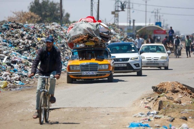  Displaced Palestinians who left with their belongings from Rafah in the southern Gaza Strip following an evacuation order by the Israeli army, arrive to Khan Yunis on May 6, 2024, amid the ongoing conflict between Israel and the Palestinian Hamas movement. (Photo by AFP)
       -  (crédito:  AFP)