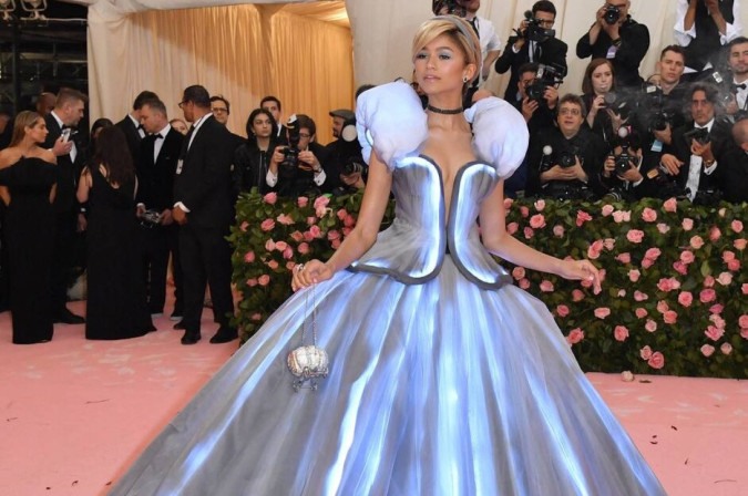 Zendaya na entrada do Met Gala de 2019. Na edição de 2024, a atriz será uma das anfitriãs do evento
 -  (crédito: ANGELA WEISS / AFP)