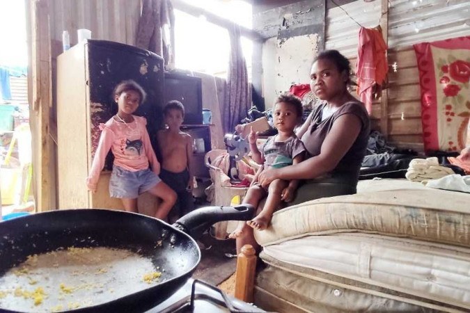 Érica Dias e os filhos dependem de doações e dos programas Bolsa Família e Prato Cheio para se alimentarem -  (crédito:  Ed Alves/CB/DA.Press)