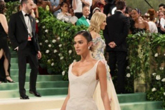 Bruna Marquezine participa do 2024 Met Gala comemorando "Belas Adormecidas: Reawakening Fashion"      