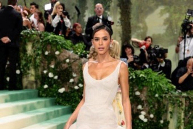 Bruna Marquezine participa do 2024 Met Gala comemorando "Belas Adormecidas: Reawakening Fashion"      