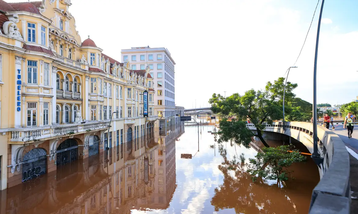 Mesmo com dia de Sol, nível do Guaíba continua alto em Porto Alegre -  (crédito: EBC)