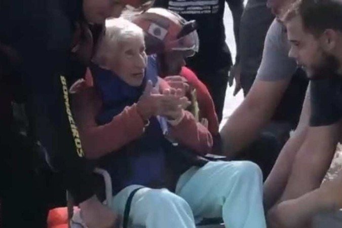 A mulher tem 96 anos e possui dificuldade de locomoção. A equipe do CBMMG não sabe informar quanto tempo ela estava esperando atendimento - (crédito: CBMMG / Divulgação) A mulher tem 96 anos e possui dificuldade de locomoção. A equipe do CBMMG não sabe informar quanto tempo ela estava esperando atendimento - (crédito: CBMMG / Divulgação)
