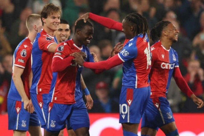 Jogadores de Crystal Palace e Manchester United em disputa de bola - Foto: Adrian Dennis/AFP via Getty Images -  (crédito: Adrian Dennis/AFP via Getty Images)