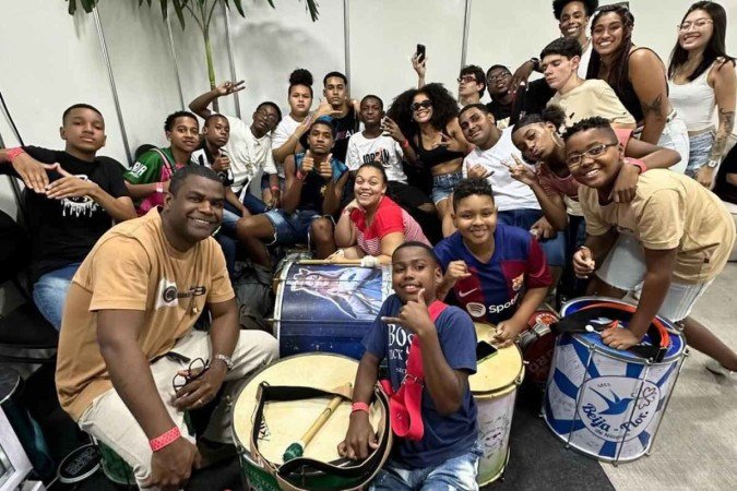 Um dos jovens que estavam na apresentação, recebeu um tênis avaliado em R$ 400 para a apresentação e ainda puderam ficar com ele após o show - (crédito: Reprodução/Instagram @pretinhodaserrinha) Um dos jovens que estavam na apresentação, recebeu um tênis avaliado em R$ 400 para a apresentação e ainda puderam ficar com ele após o show - (crédito: Reprodução/Instagram @pretinhodaserrinha)