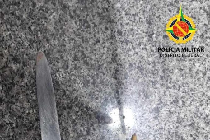 O suspeito de atacar a mulher em situação de rua tentou se desfazer da faca com que a atacou, jogando a arma no mato antes de se esconder - (crédito: Polícia Militar do Distrito Federal (PMDF)) O suspeito de atacar a mulher em situação de rua tentou se desfazer da faca com que a atacou, jogando a arma no mato antes de se esconder - (crédito: Polícia Militar do Distrito Federal (PMDF))