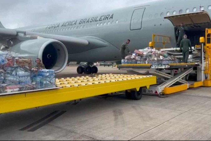 KC30 com doações ao RS é carregado na Base Aérea de Brasília -  (crédito: FAB/Divulgação)