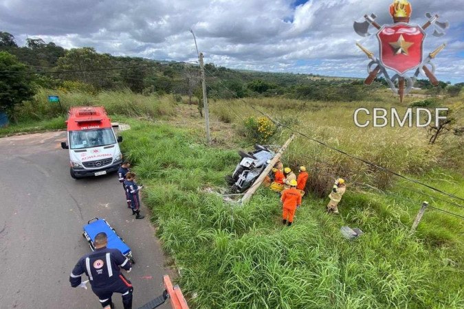 Homem capota carro, colide e derruba poste de energia no Taquari 

 -  (crédito: CBMDF)