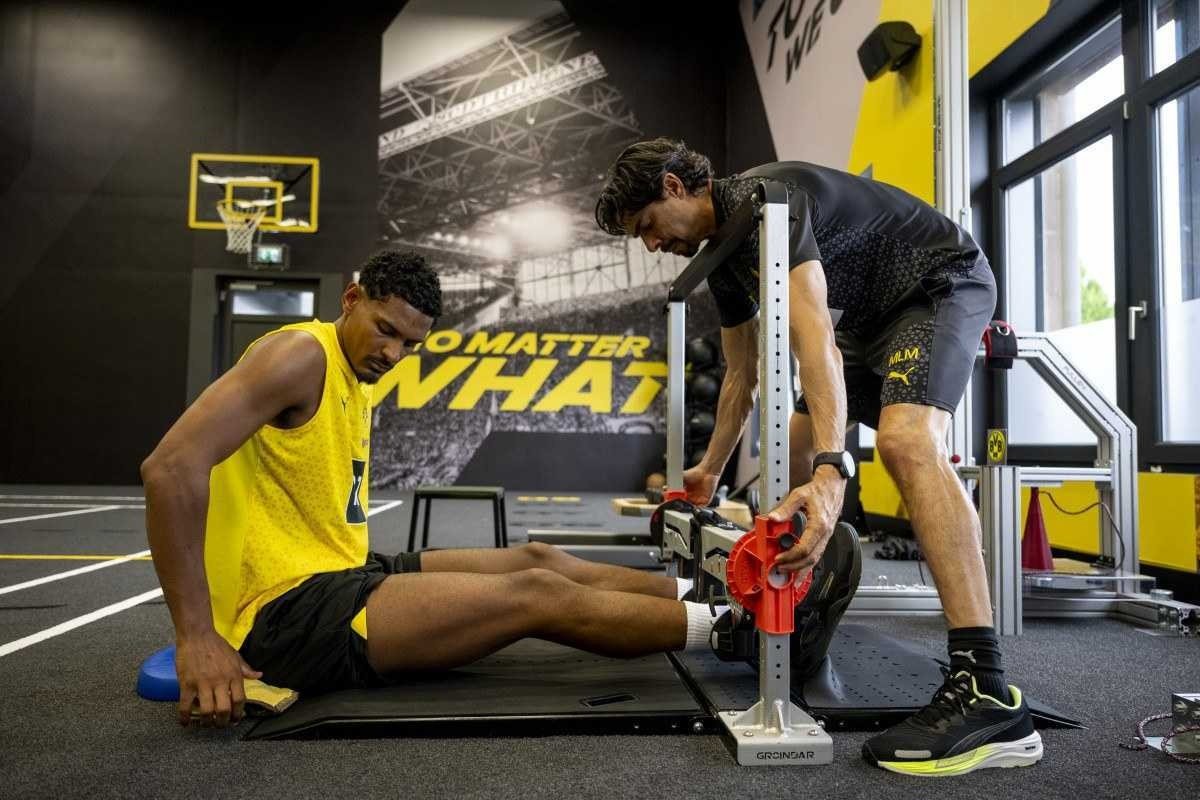  Marcelo Lins, preparador f&iacute;sico brasieliro do Borussia Dortmund, e Haller. 23/24, Bundesliga, Bundesligasaison, Training, Leistungstest, Leistungsdiagnostik.Samstag 15.07.2023, 1. Fussball - Bundesliga Saison 23/24 - Training in Dortmund, .BV Borussia Dortmund - Training - .Sebastien Haller (BVB), Marcelo Martins (BVB)..Copyright:.Borussia Dortmund GmbH &Co. KGaA.Rheinlanddamm 207-209.44137 Dortmund..(NO IPTC-stripping allowed).EDITORIAL USE ONLY     