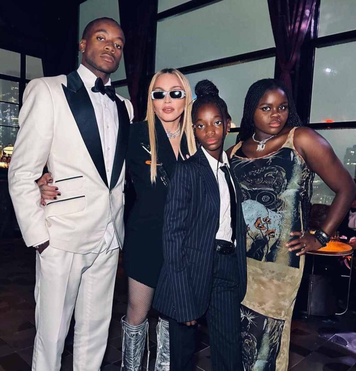 Madonna com os filhos David Banda, Mercy James e Stella