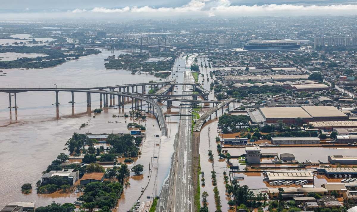 Sobrevoo sobre áreas atingidas pela cheia em Canoas, RS