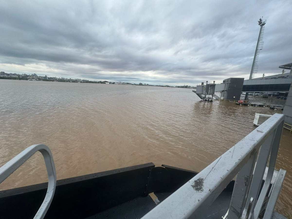 Aeroporto de Porto Alegre inundado pelas enchentes