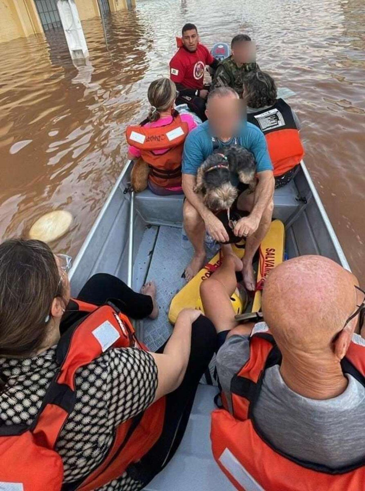 Equipes do CBMDF atuam no resgate da população afetada pelas fortes chuvas no Rio Grande do Sul 
