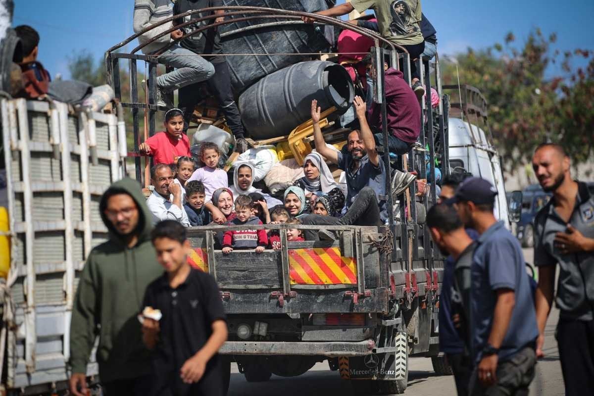 Palestinos desabrigados fogem de Rafah para áreas mais seguras no sul do enclave, com medo de invasão em massa 