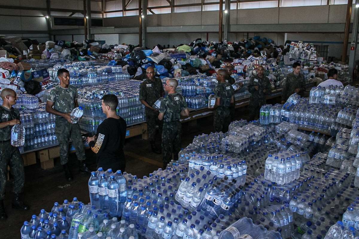  07/05/2024 Crédito: Kayo Magalhães/CB/D.A Press. Cidades. Base Aérea de Brasilia recebe doações para as vítimas das enchentes no Rio Grande do Sul. 