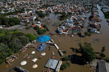 Vista aérea de uma área inundada, incluindo um parque de diversões, em Canoas, na Grande Porto Alegre -  (crédito: Nélson Almeida/AFP)