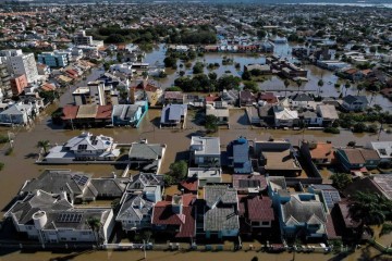 Vista aérea de uma área alagada de Canoas, município ao norte de Porto Alegre, Brasil, tirada em 7 de maio de 2024, após chuvas torrenciais devastarem partes do sul do estado do Rio Grande do Sul       -  (crédito: Nelson ALMEIDA/AFP)