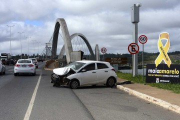 Para chamar a atenção, o Detran-DF colocou um carro acidentado na entrada da Ponte JK -  (crédito:  Marcelo Ferreira/CB/D.A Press)