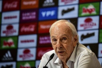  Argentine football coach Cesar Luis Menotti, director of national teams, speaks during a press conference in Buenos Aires, on January 25, 2019. The recently appointed director of national teams in the Argentine Football Association, Cesar Luis Menotti, said on Friday that the national team has to 'play better' and 'win people over again.' (Photo by RONALDO SCHEMIDT / AFP) (Photo by RONALDO SCHEMIDT/AFP via Getty Images)
     -  (crédito:  AFP via Getty Images)