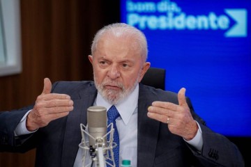 Lula disse que o governo 'não vai descansar enquanto o RS não estiver 100% de pé' -  (crédito:  Rafa Neddermeyer/Agencia Brasil)