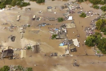 A tragédia climática no Rio do Grande do Sul afeta 388 municípios gaúchos e dezenas de comunidades indígenas -  (crédito: CARLOS FABAL / AFP)