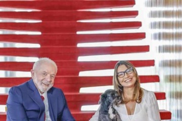 Foto de Natal do casal presidencial Lula e Janja com as cachorrinhas Resistência e Paris -  (crédito: Reprodução @janjalula)