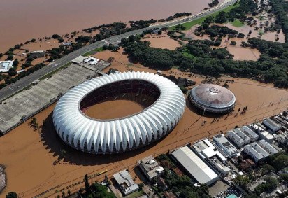 Vista aérea do estádio Beira-Rio inundado do Internacional, em Porto Alegre, Rio Grande do Sul, Brasil, em 7 de maio de 2024       -  (crédito: ANSELMO CUNHA/AFP)
