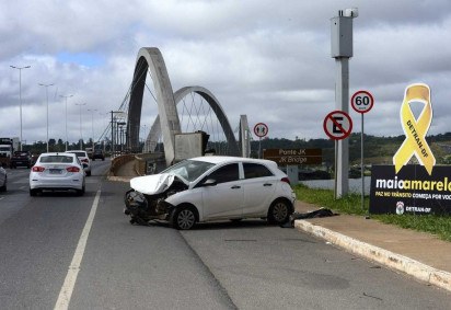 Para chamar a atenção, o Detran-DF colocou um carro acidentado na entrada da Ponte JK -  (crédito:  Marcelo Ferreira/CB/D.A Press)