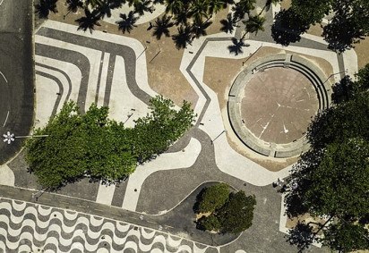As calçadas de pedras portuguesas figuram na paisagem carioca desde o início do século XX. -  (crédito: Donatas Dabravolskas/Wikimedia Commons)