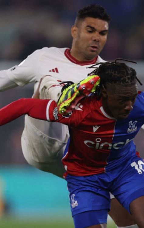  Manchester United's Brazilian midfielder #18 Casemiro (L) vies with Crystal Palace's English midfielder #10 Eberechi Eze (R) during the English Premier League football match between Crystal Palace and Manchester United at Selhurst Park in south London on May 6, 2024. (Photo by Adrian DENNIS / AFP) / RESTRICTED TO EDITORIAL USE. No use with unauthorized audio, video, data, fixture lists, club/league logos or 'live' services. Online in-match use limited to 120 images. An additional 40 images may be used in extra time. No video emulation. Social media in-match use limited to 120 images. An additional 40 images may be used in extra time. No use in betting publications, games or single club/league/player publications. /
     -  (crédito:  AFP)