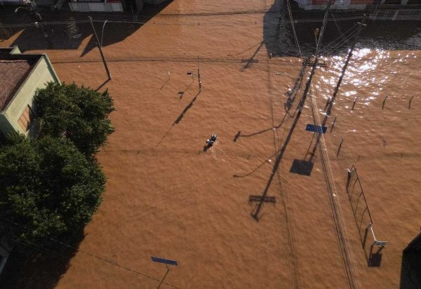 Vista aérea de ruas inundadas no bairro de São João, em Porto Alegre -  (crédito: Florian Plaucheur/AFP)