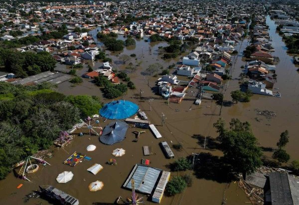 Vista aérea de uma área inundada, incluindo um parque de diversões, em Canoas, município ao norte de Porto Alegre, Brasil, tirada em 7 de maio de 2024       -  (crédito: Nelson ALMEIDA / AFP)
