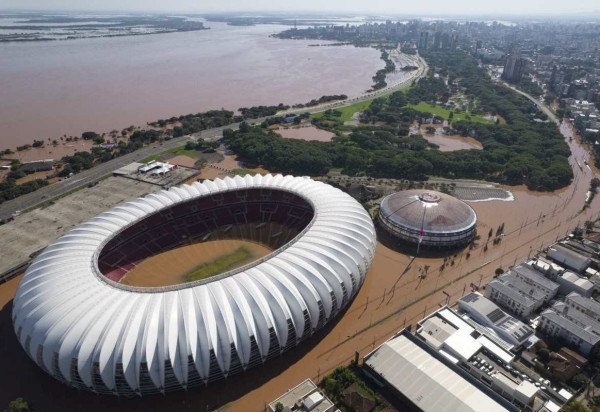 Imagem de segunda-feira mostra a região do Estádio Beira-Rio inundada. Além do gramado, estrutura interna da arena da Copa de 2014 foi prejudicada -  (crédito: Renan Mattos/Agência RBS/AFP)