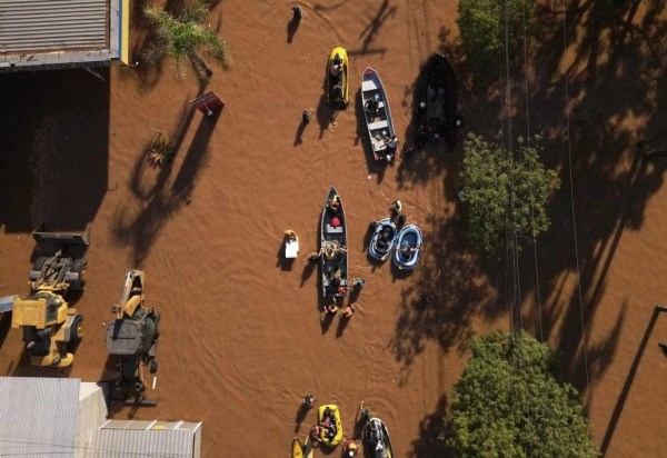 Vista aérea de ruas inundadas durante operações de resgate no bairro de São João, em Porto Alegre, Brasil, tirada em 6 de maio de 2024       -  (crédito: FLORIAN PLAUCHEUR / AFP)