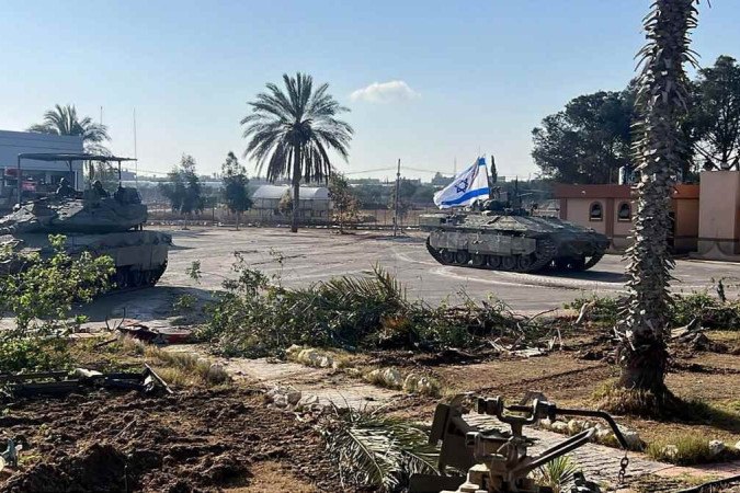 Equipe de combate da 401ª Brigada das Forças de Defesa de Israel entra na cidade de Rafah, após atravessar posto fronteiriço  -  (crédito: Exército de Israel/AFP)