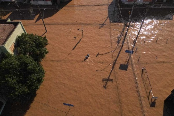 Vista aérea de ruas inundadas no bairro de São João, em Porto Alegre -  (crédito: Florian Plaucheur/AFP)