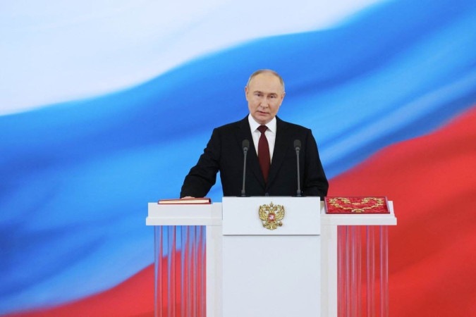  In this pool photograph distributed by Russian state agency Sputnik, Russian president-elect Vladimir Putin takes the oath of office during a ceremony at the Kremlin in Moscow on May 7, 2024. (Photo by Alexander KAZAKOV / POOL / AFP)
       -  (crédito: ALEXANDER KAZAKOV / POOL / AFP)